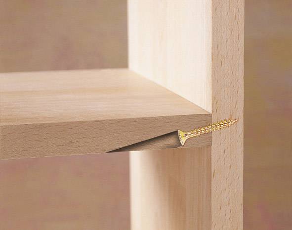 Holzregal mit schlecht montierter Schraube, die ein Brett splittern lässt.