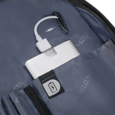 'Interne USB-Verlängerung für Powerbank im Rucksack.' Ein Kabel verbindet die Powerbank mit einem eingebauten Ladeanschluss.