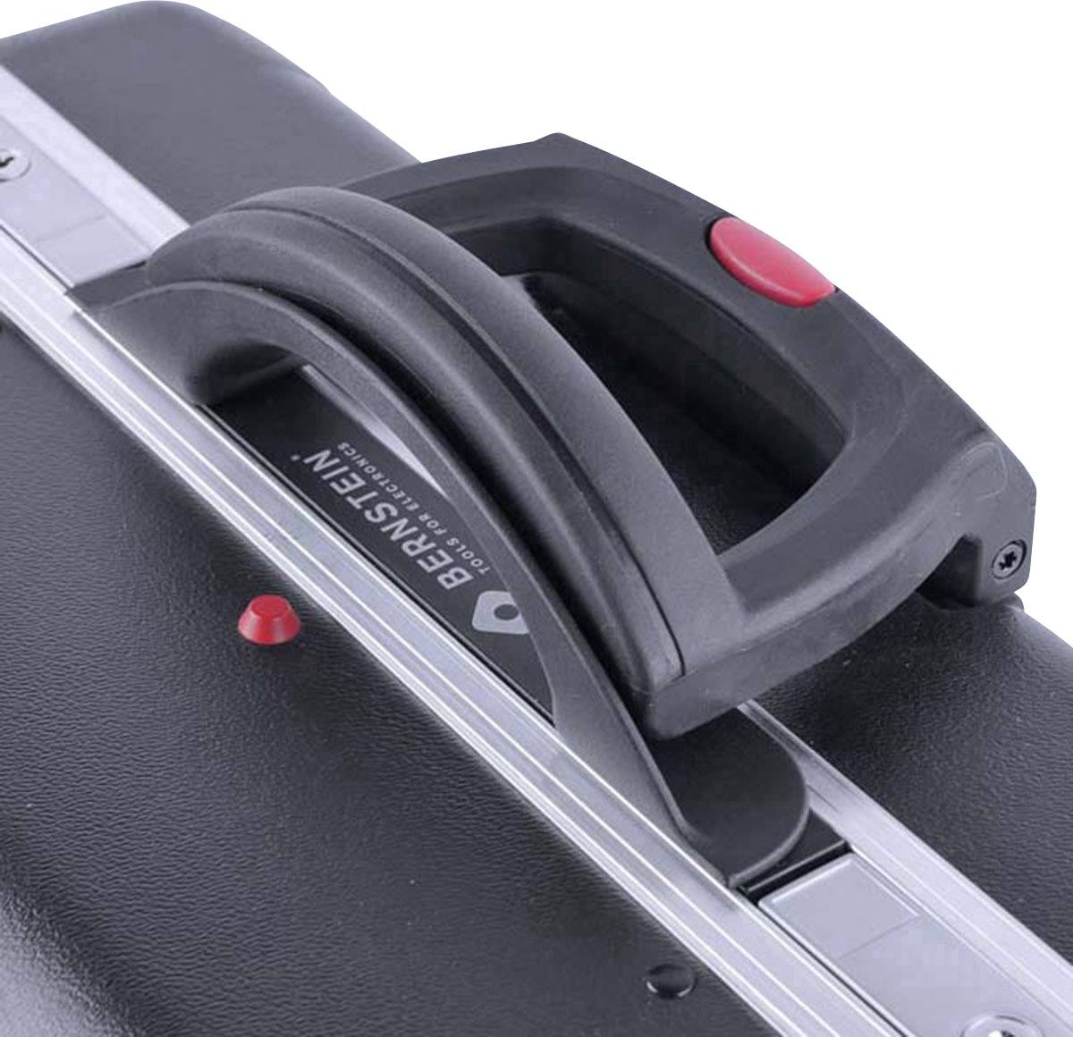 Nahaufnahme eines schwarzen Koffers mit einem ergonomischen Griff und roter Taste. Silberner Bereich zeigt den Markennamen.
