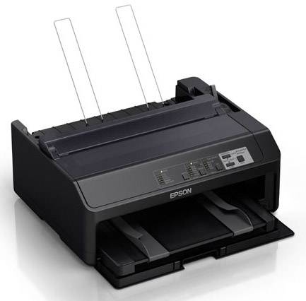 Schwarzer Drucker mit leicht geneigten Papierzuführungen, mehreren Knöpfen vorne und einem offenen Papierausgabefach. Markiert mit 'Epson'.