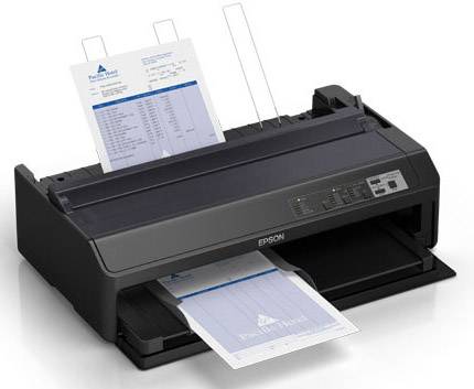 Ein Matrixdrucker von Epson druckt ein Dokument. Oben sind weitere Dokumente zum Drucken eingelegt. Der Drucker hat ein flaches Design.
