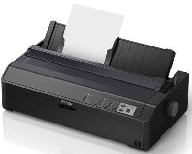 Nadeldrucker mit eingelegtem Papier, bereit zum Drucken. Gerät ist schwarz und zeigt Bedienelemente auf der Vorderseite.