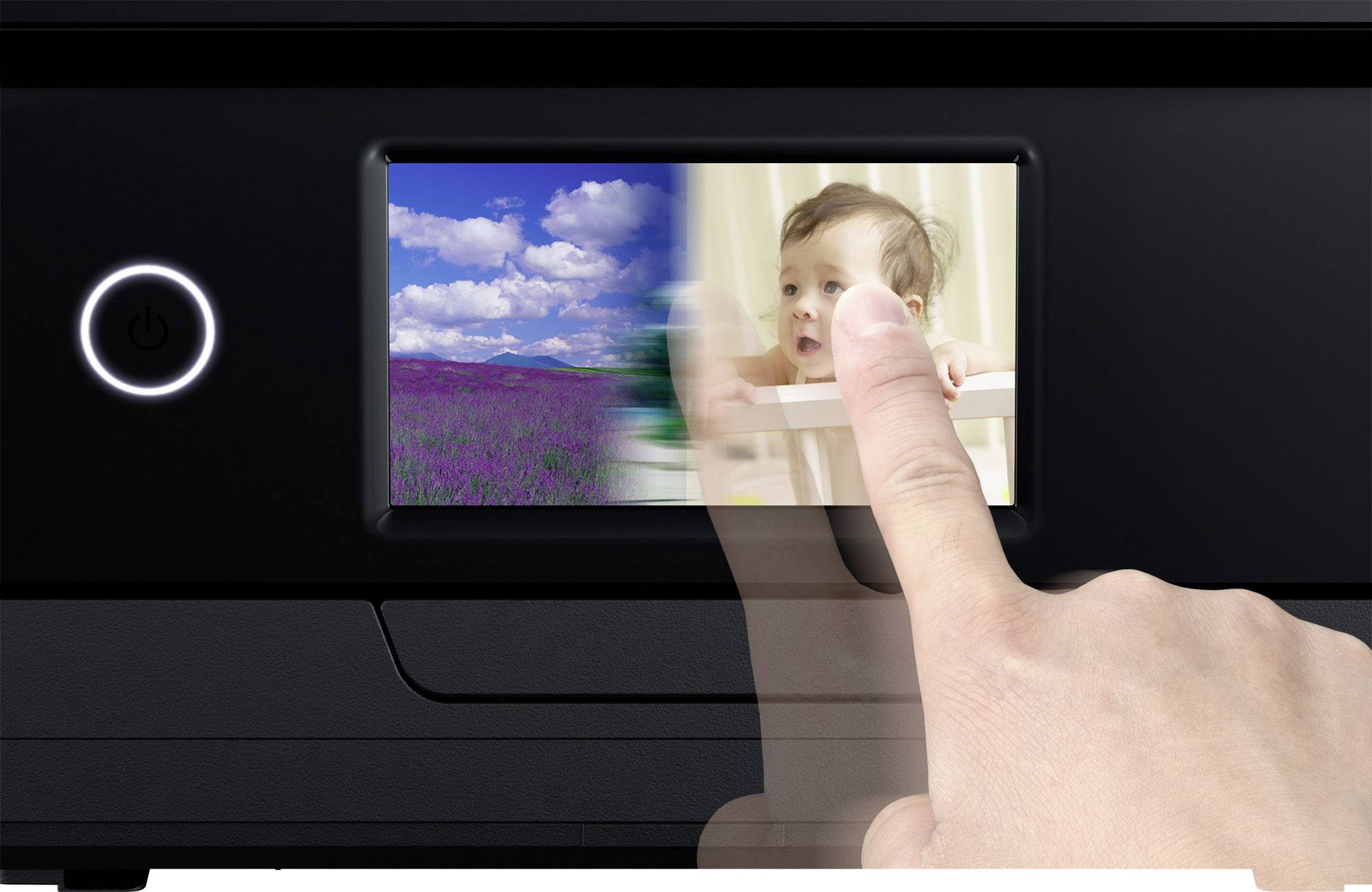 Ein Finger wischt auf einem Touchscreen, um ein Foto von einem Baby anzuzeigen, das aus einer Landschaft wechselt.