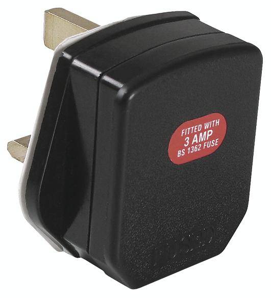 Schwarzer britischer Steckdosenadapter mit rotem Aufkleber 'Fitted with 3 amp BS 1362 fuse', Ansicht von der Seite.