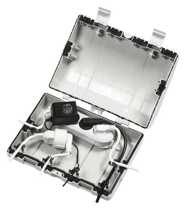 Ein offener weißer Kunststoffkasten mit mehreren darin angeschlossenen Kabeln und einem Adapter. Der Kasten ist zur Organisation von elektronischen Geräten gedacht.