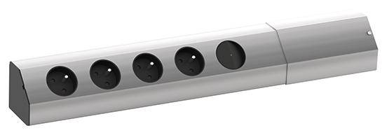 Eine silberne Steckdosenleiste mit fünf runden Steckdosen, schräg geneigt und in einem modernen Design.