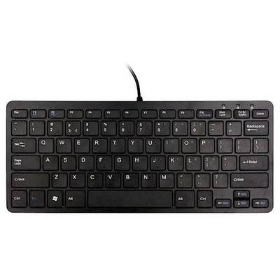 Eine schwarze, kompakte USB-Tastatur mit QWERTY-Layout. Tasten enthalten Sonderzeichen und Funktionen wie F1 bis F12, sowie Pfeiltasten.