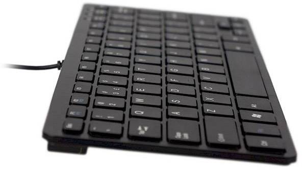 Eine schwarze Computertastatur in diagonaler Ansicht. Tasten im QWERTZ-Layout sichtbar, Fokus auf Funktionalität und Design.