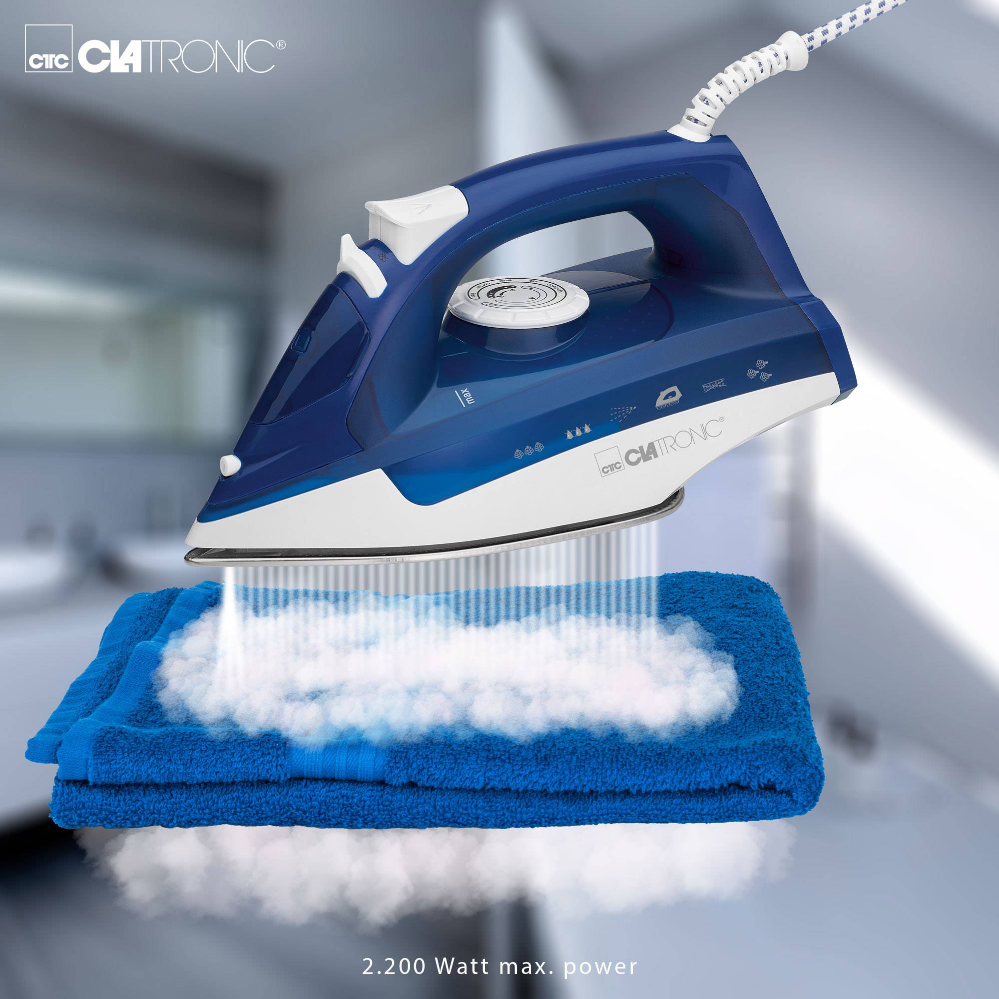 Ein blaues Dampfbügeleisen auf einem blauen Handtuch dampft stark. Text auf dem Bügeleisen: 'Clatronic'. Text unten: '2.200 Watt max. power'.