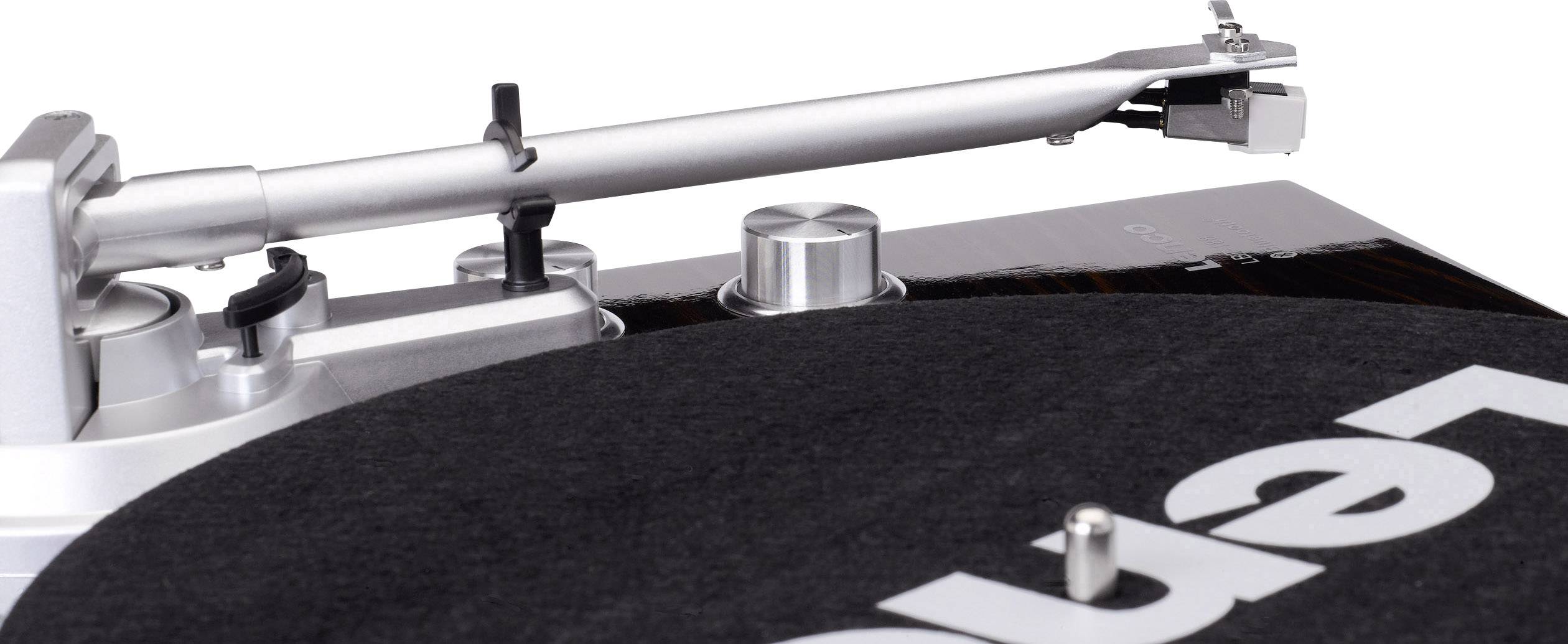 Nahaufnahme eines Plattenspieler-Tonarms über einer Schallplatte. Der Tonarm ist aus Metall, und die Oberseite der Platte ist teilweise sichtbar.