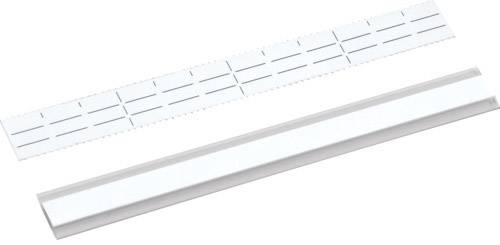 Zwei weiße Lineale unterschiedlicher Form, nebeneinander liegend. Oben ein Lochlineal, unten ein solides Blocklineal.