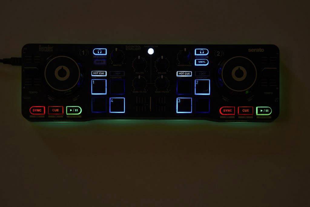 DJ-Controller mit beleuchteten Tasten und Reglern zeigt verschiedene Farben.