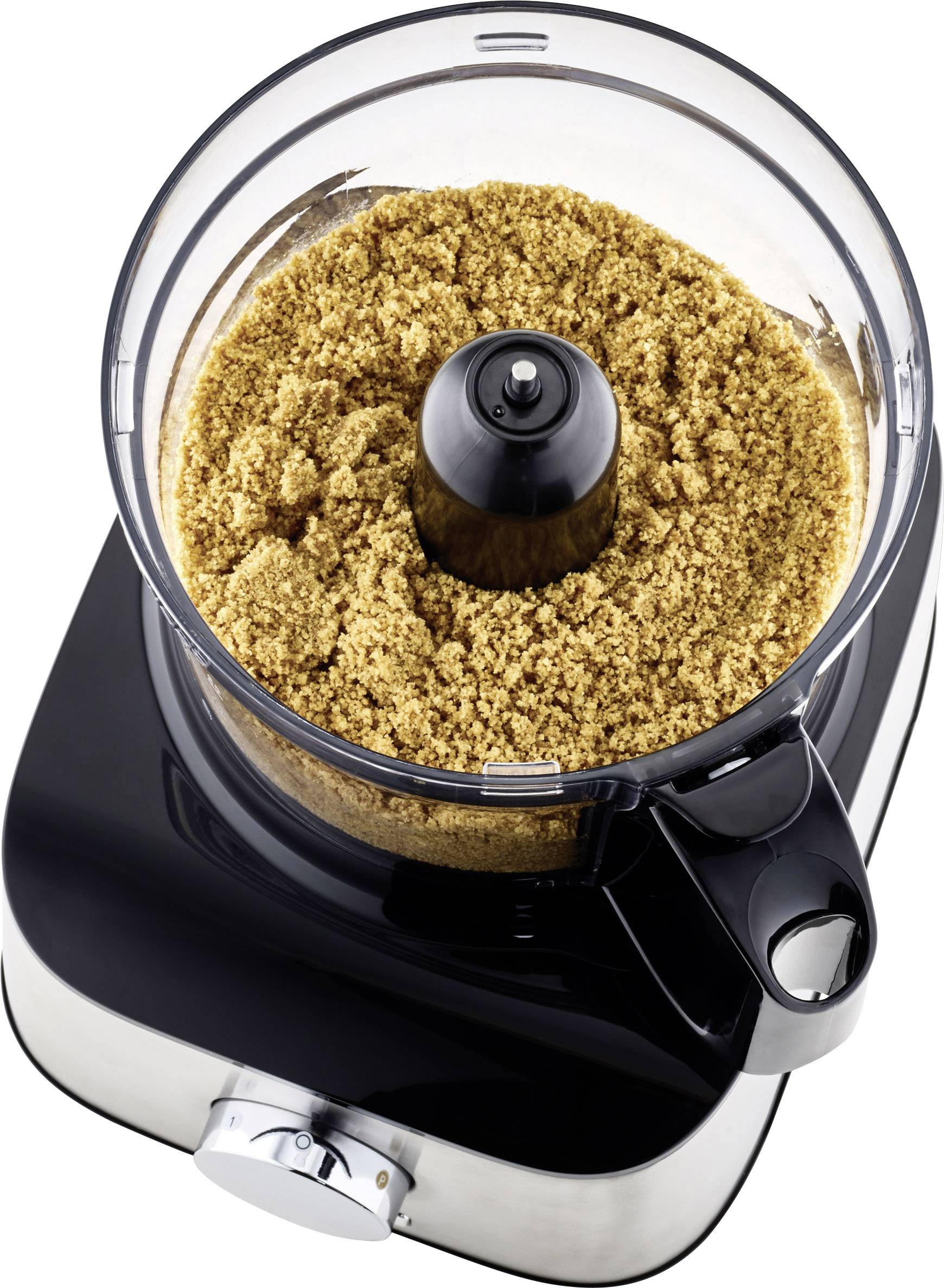 Ein schwarzer Küchenmixer mit durchsichtiger Schüssel, gefüllt mit braunem Zucker.