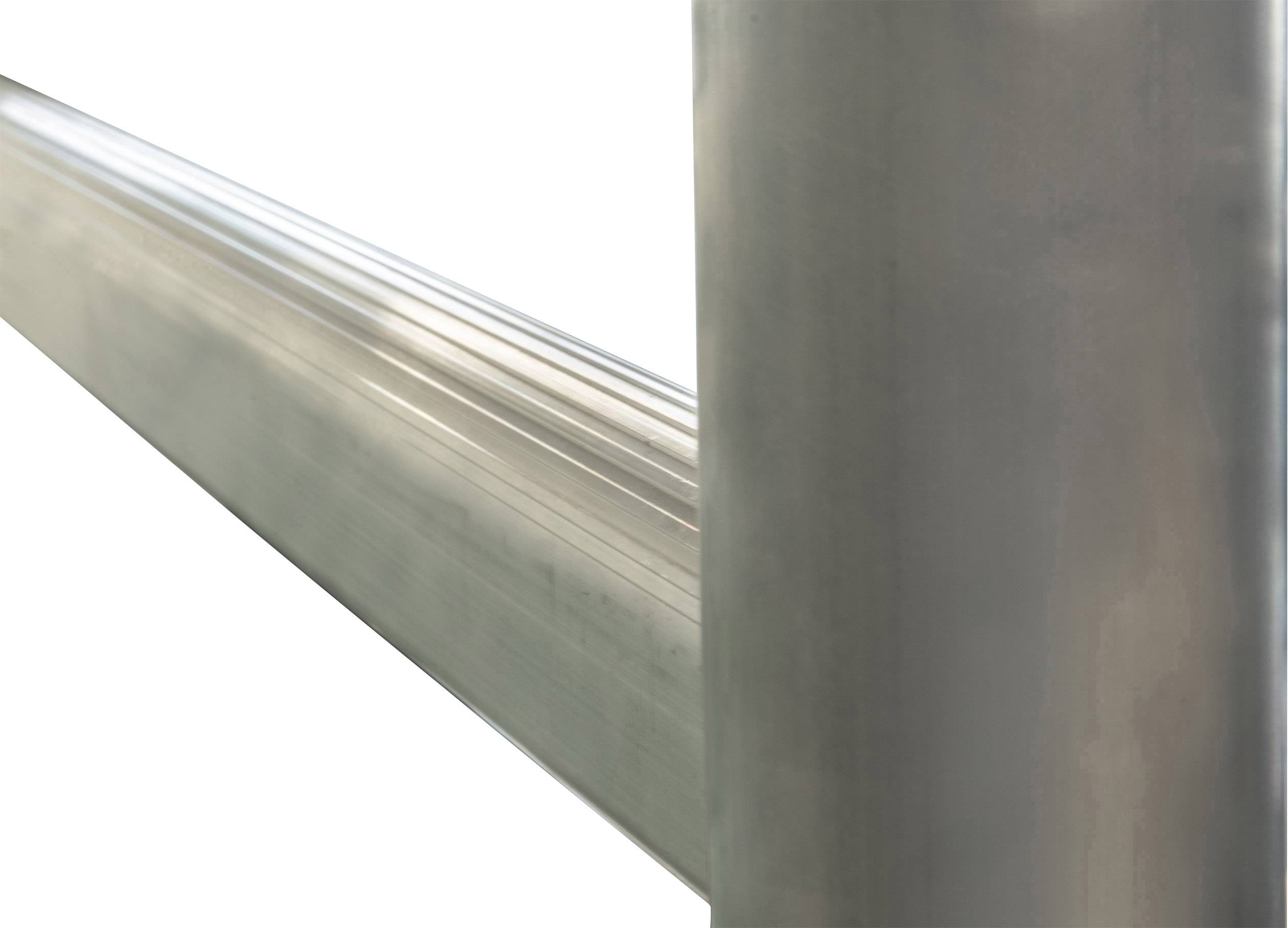 Ein silbernes Metallprofil mit abgerundeten Kanten, das die Geometrie und Oberfläche des Materials zeigt.