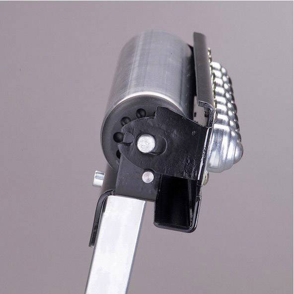 Nahaufnahme eines Metallrollers mit schwarzer Halterung und beweglichen Kugellagern, möglicherweise Teil eines Werkzeugs oder Geräts.