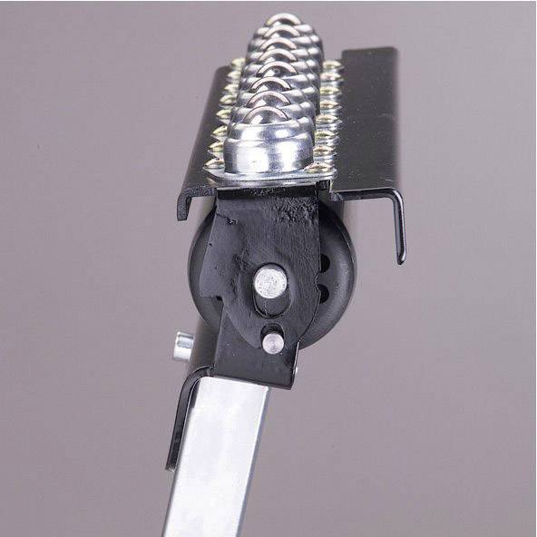 Nahaufnahme eines schwarzen Metallklammers an einem grauen Hintergrund. Die Klammer hat eine Reihe von glänzenden Schrauben.