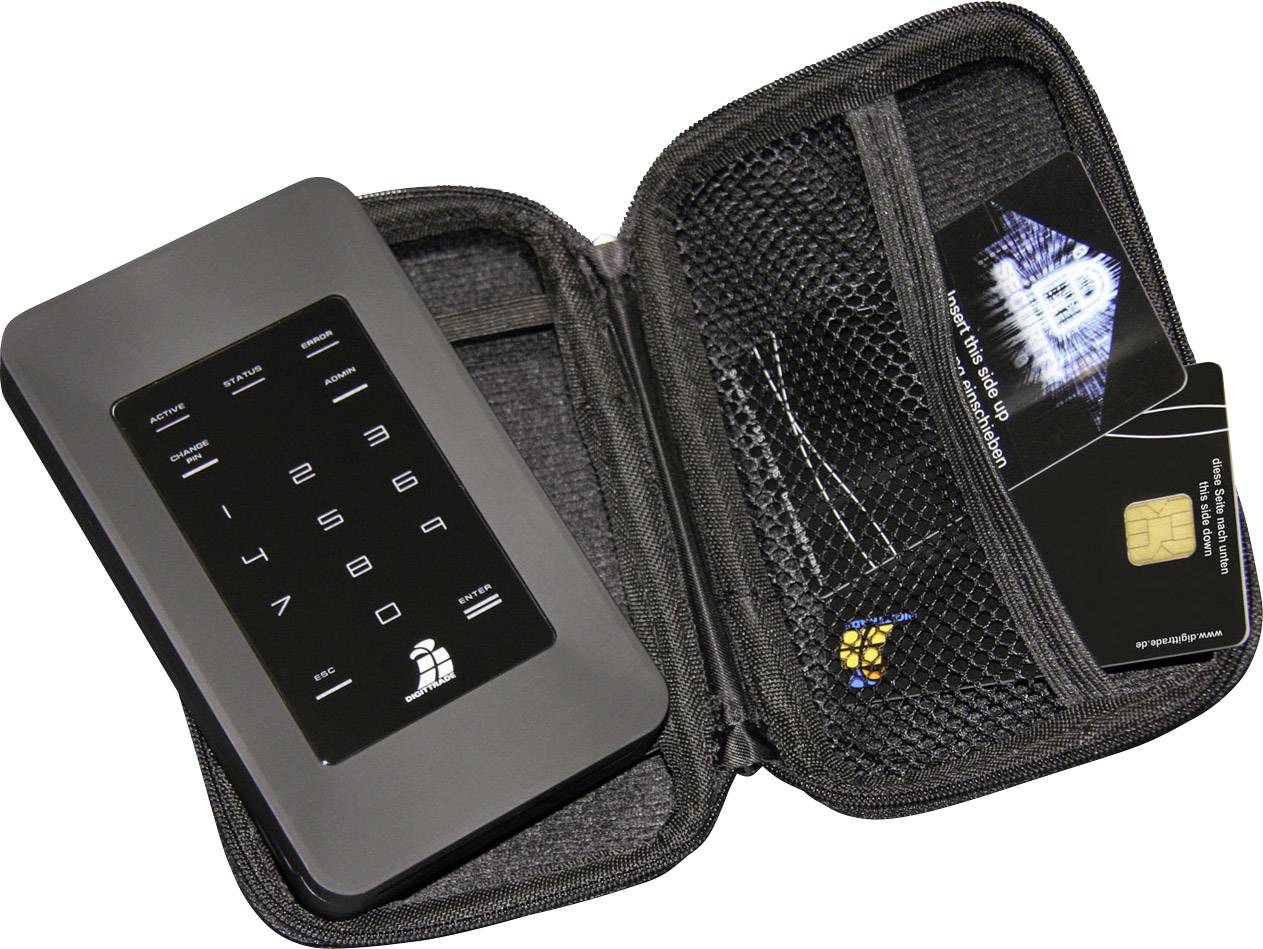 Das Bild zeigt eine externe SSD der Marke Digittrade, die über eine Hardwareverschlüsselung verfügt. Auf ihrer Oberseite befindet sich ein Ziffernblock zur Codeeingabe. Die SSD liegt in einer geöffneten Transporthülle, in der sich außerdem Smartcards befinden, die zur Entsperrung nötig sind.