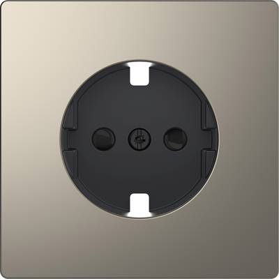 Metallische Steckdose in Wand eingebaut. Design ist modern mit quadratischem Rahmen und schwarzem Einsatz.