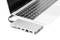 'Laptop mit angesteckter USB-C-Dockingstation. Die Dockingstation hat mehrere Anschlüsse, darunter USB, HDMI und Ethernet.'