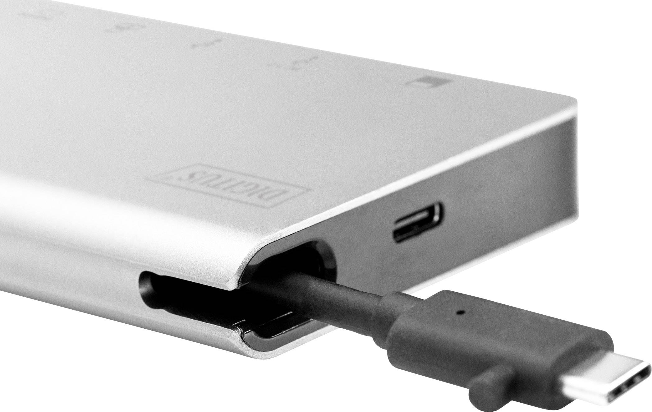 Ein silbernes digitales Gerät mit einem angeschlossenen schwarzen Kabel, wahrscheinlich ein Ladegerät oder eine Powerbank.