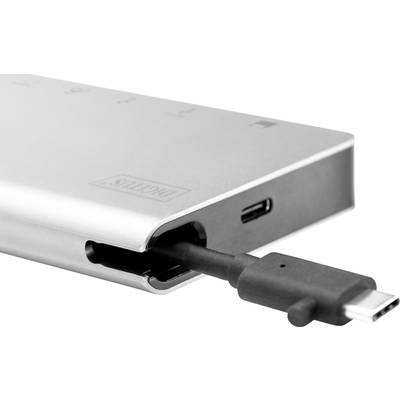 Ein silbernes digitales Gerät mit einem angeschlossenen schwarzen Kabel, wahrscheinlich ein Ladegerät oder eine Powerbank.