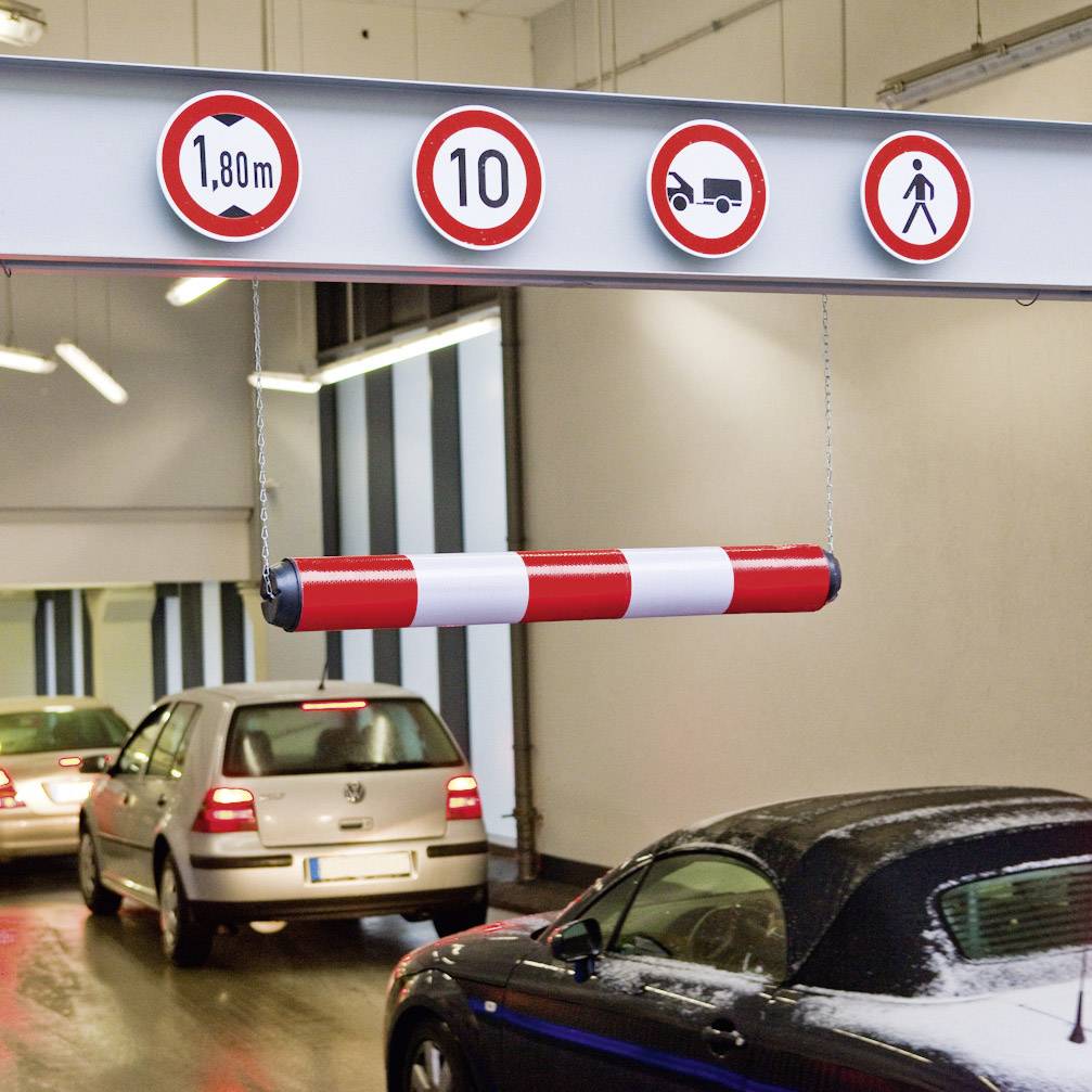 Parkhauseinfahrt mit Verkehrsschildern: Höhe 1,80 m, Tempolimit 10, Fahrverbot für LKW, Fußgänger erlaubt. Autos fahren hinein.