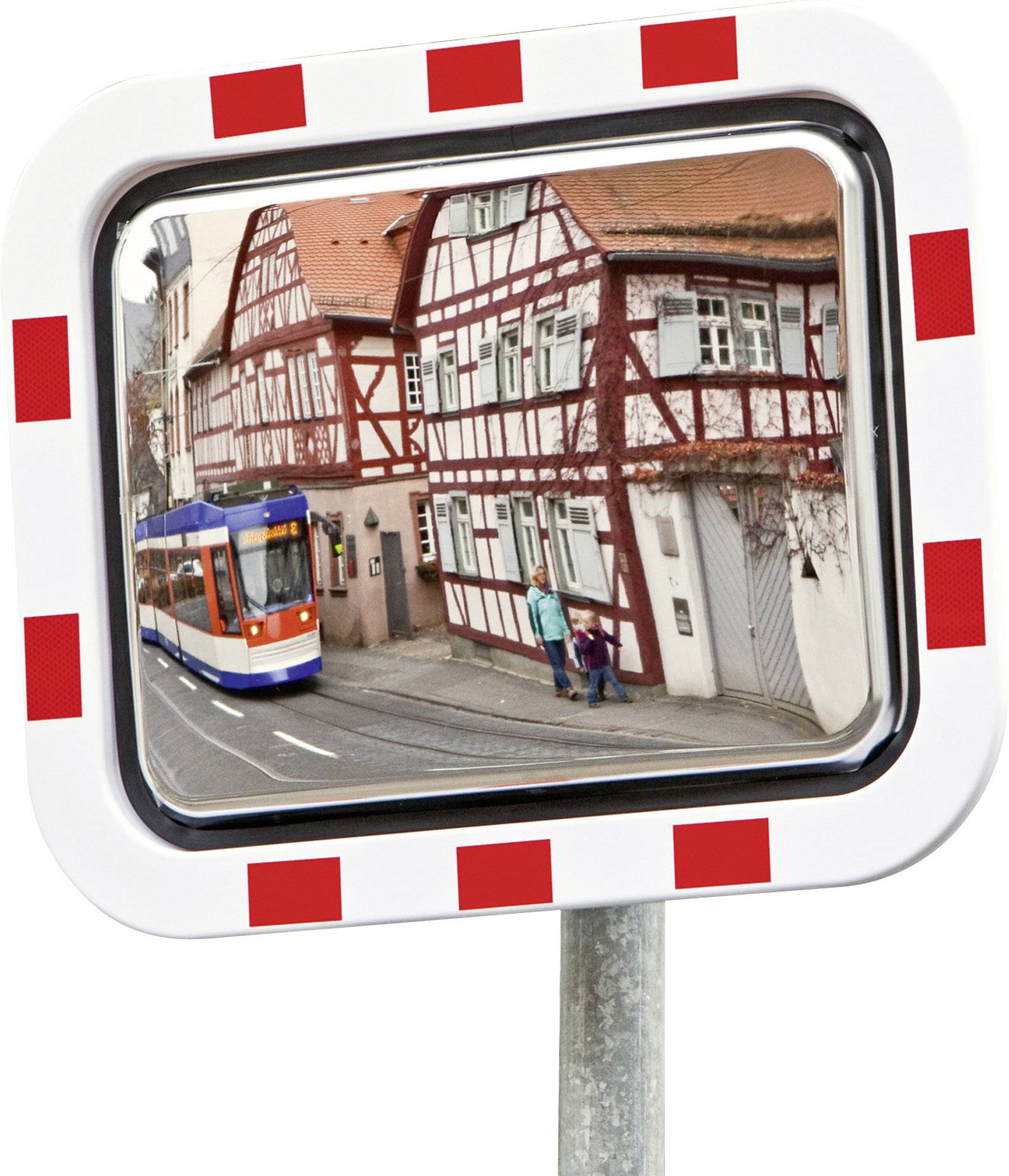Ein rot-weiß gerahmter Verkehrsspiegel zeigt eine straßenbahn auf einer engen Straße mit Fachwerkhäusern, um eine sichere Sicht zu gewährleisten.