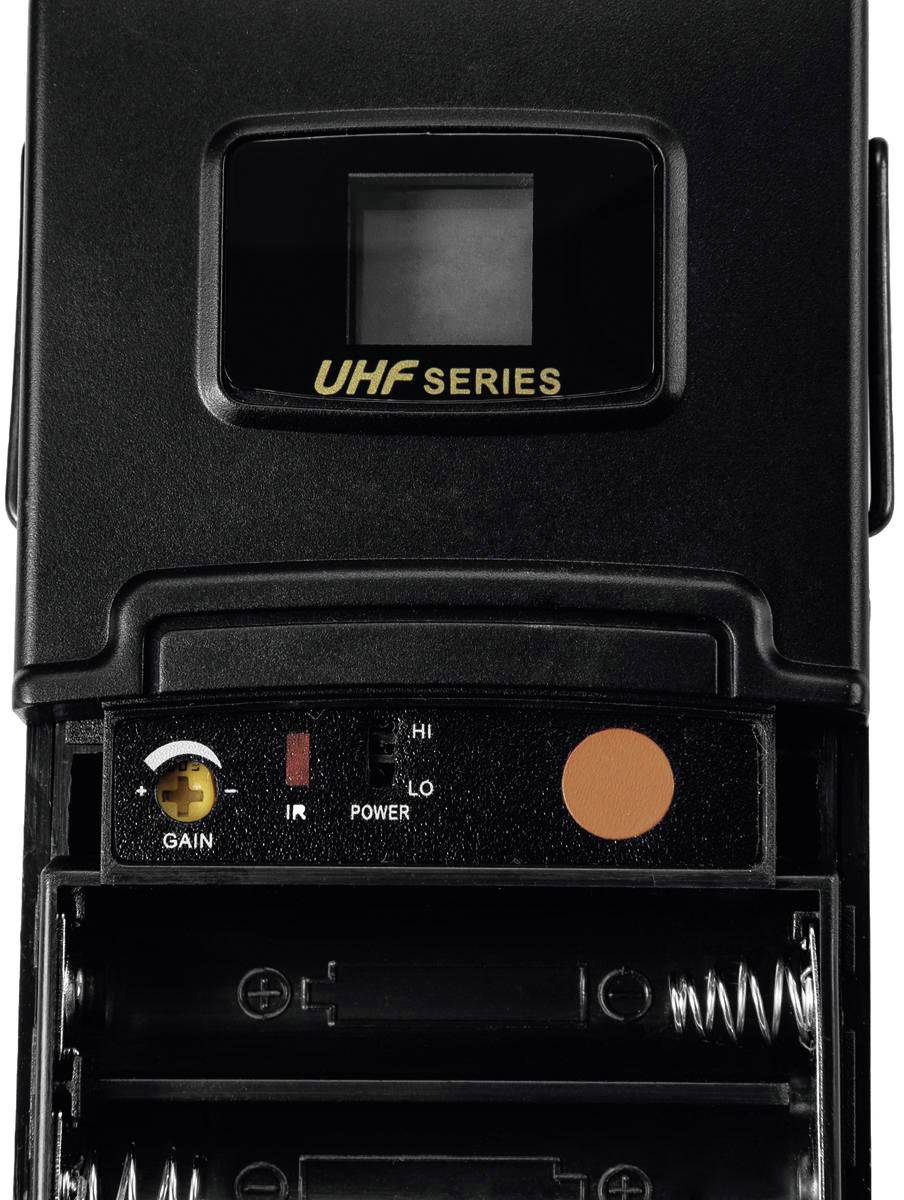 Ein schwarzes UHF-Funkgerät mit aufgeschraubtem Batteriefach. Oben ist ein Display, darunter ein Lautstärkeregler und Ladeanschluss.