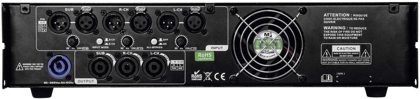 Rückseite eines Audioverstärkers mit mehreren Eingangs- und Ausgangsanschlüssen sowie einem Lüfter und Sicherheitshinweisen.