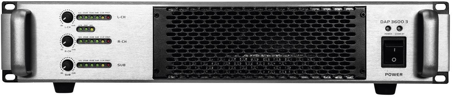 Silberne Audio-Endstufe mit Lüftungsgitter in der Mitte, drei Pegelanzeigen links und einem Netzschalter rechts neben dem Display.