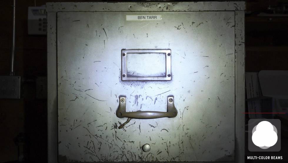 Alte, zerkratzte Metall-Schublade mit Namensschild 'Ben Tarr'. Die Schublade ist in einem dunklen Raum von einem Lichtschein beleuchtet.