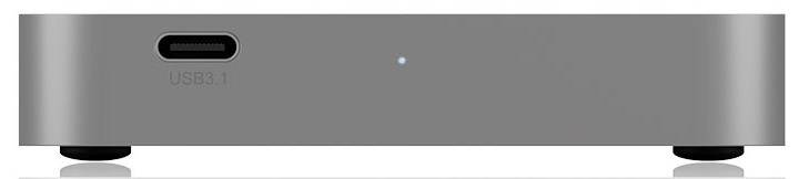 Ein graues elektronisches Gerät mit USB-C-Anschluss und einer kleinen blauen LED-Anzeige vorne.