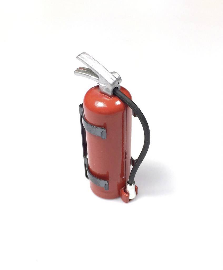 Roter Feuerlöscher mit schwarzer Schlauchdüse und silbernem Handgriff auf weißem Hintergrund.