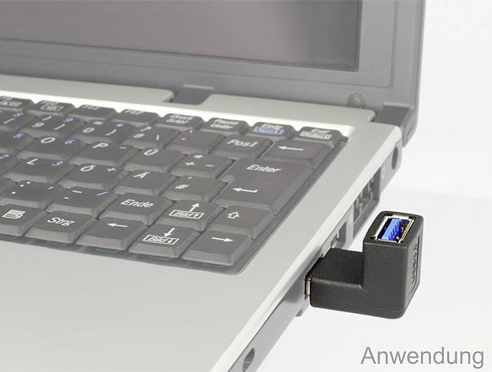 Ein Laptop mit einem angeschlossenen USB-Adapter in einem USB-Port, sichtbar über der Tastatur.