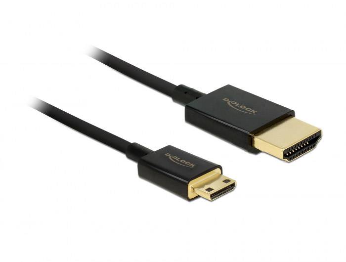 Zwei schwarze Kabel, eines mit normalem HDMI-Stecker und das andere mit einem Micro-HDMI-Stecker, auf weißem Hintergrund.