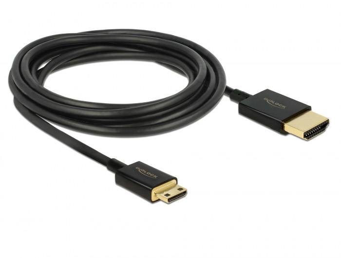 Ein schwarzes HDMI-Kabel mit goldenen Anschlüssen liegt zusammengerollt. Es hat einen Standard- und einen Mini-Stecker.