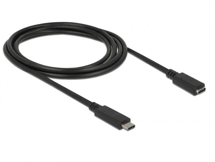 Ein schwarzes USB-C-Kabel, das an beiden Enden Stecker hat. Es ist auf einem weißen Hintergrund platziert.