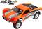 Ein ferngesteuertes Auto im Maßstab 1:10, orange-rot-schwarzes Design, Offroad-Stil, mit markantem Heckspoiler.