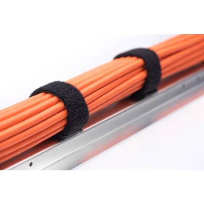 Rote Kabel, gebündelt mit schwarzen Klettbändern, auf einem silbernen Kabelkanal.