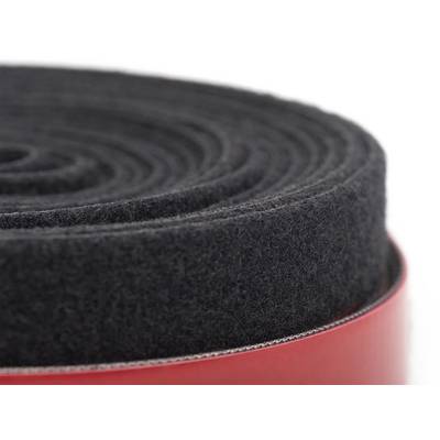 Eine eng aufgerollte schwarze Schaumstoffmatte liegt auf einem roten Untergrund.