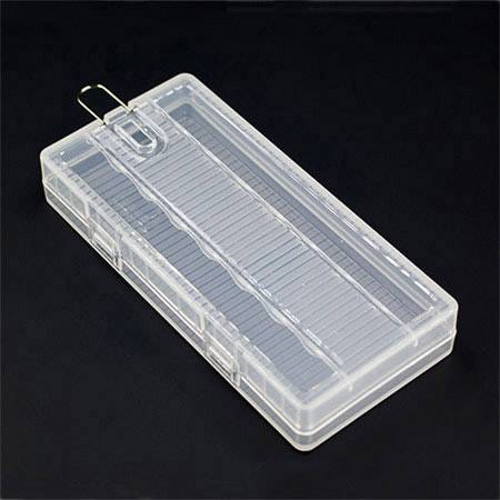 Durchsichtige Kunststoffbox mit einem Metallclip, geeignet zur Aufbewahrung kleiner Gegenstände oder für den Transport.