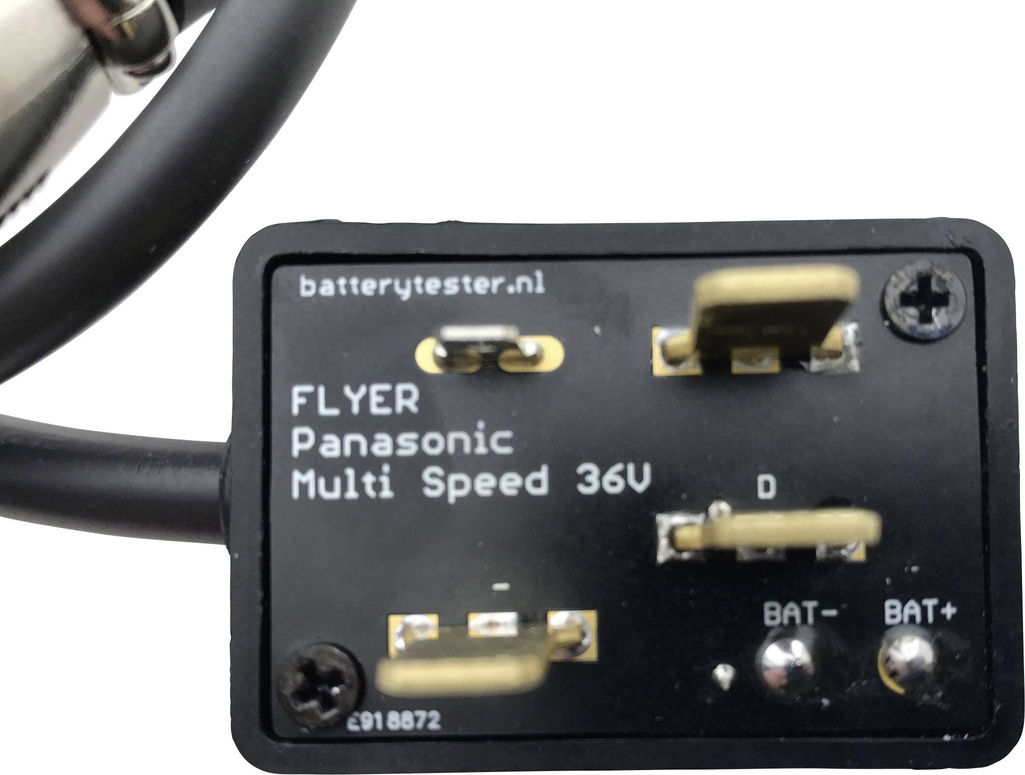 Schwarzes Gerät mit der Aufschrift 'FLYER Panasonic Multi Speed 36V'. Zeigt vier Kontakte und zwei Schrauben auf einer Platine.