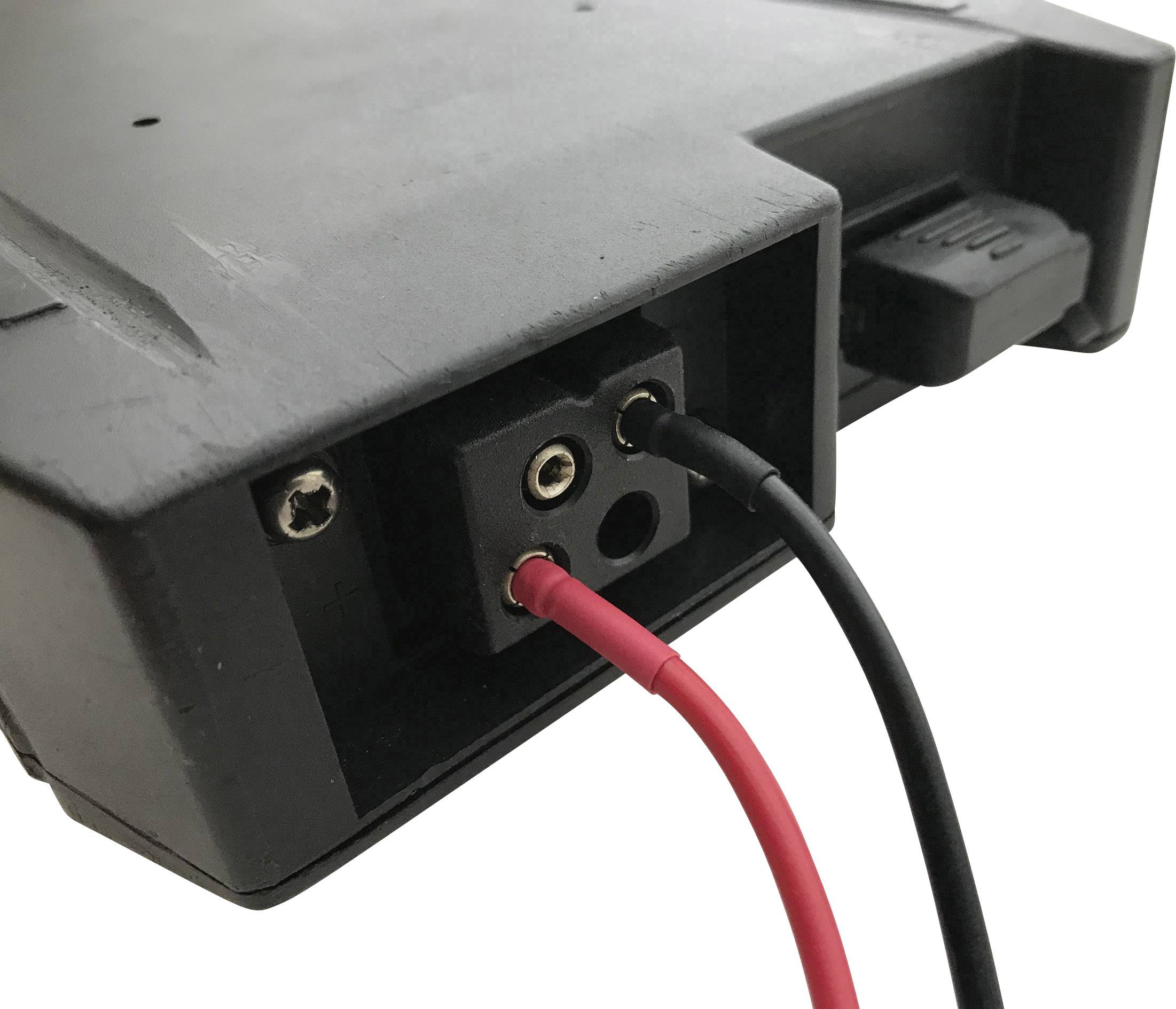 Zwei Kabel, eines rot und eines schwarz, sind an eine schwarze Buchse eines elektrischen Geräts angeschlossen.