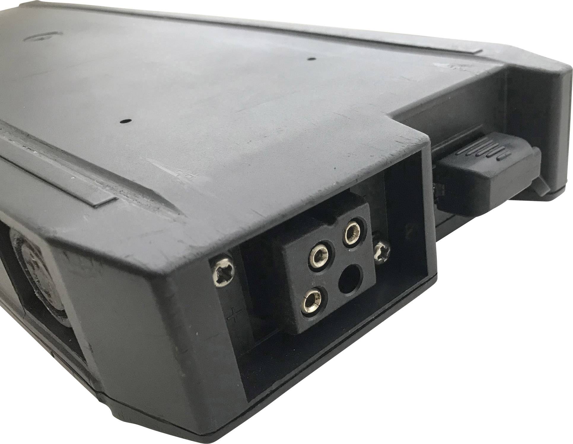 Eine schwarze, rechteckige Batterie mit Steckanschlüssen an der Seite, geeignet für Elektrofahrräder oder ähnliche Geräte.