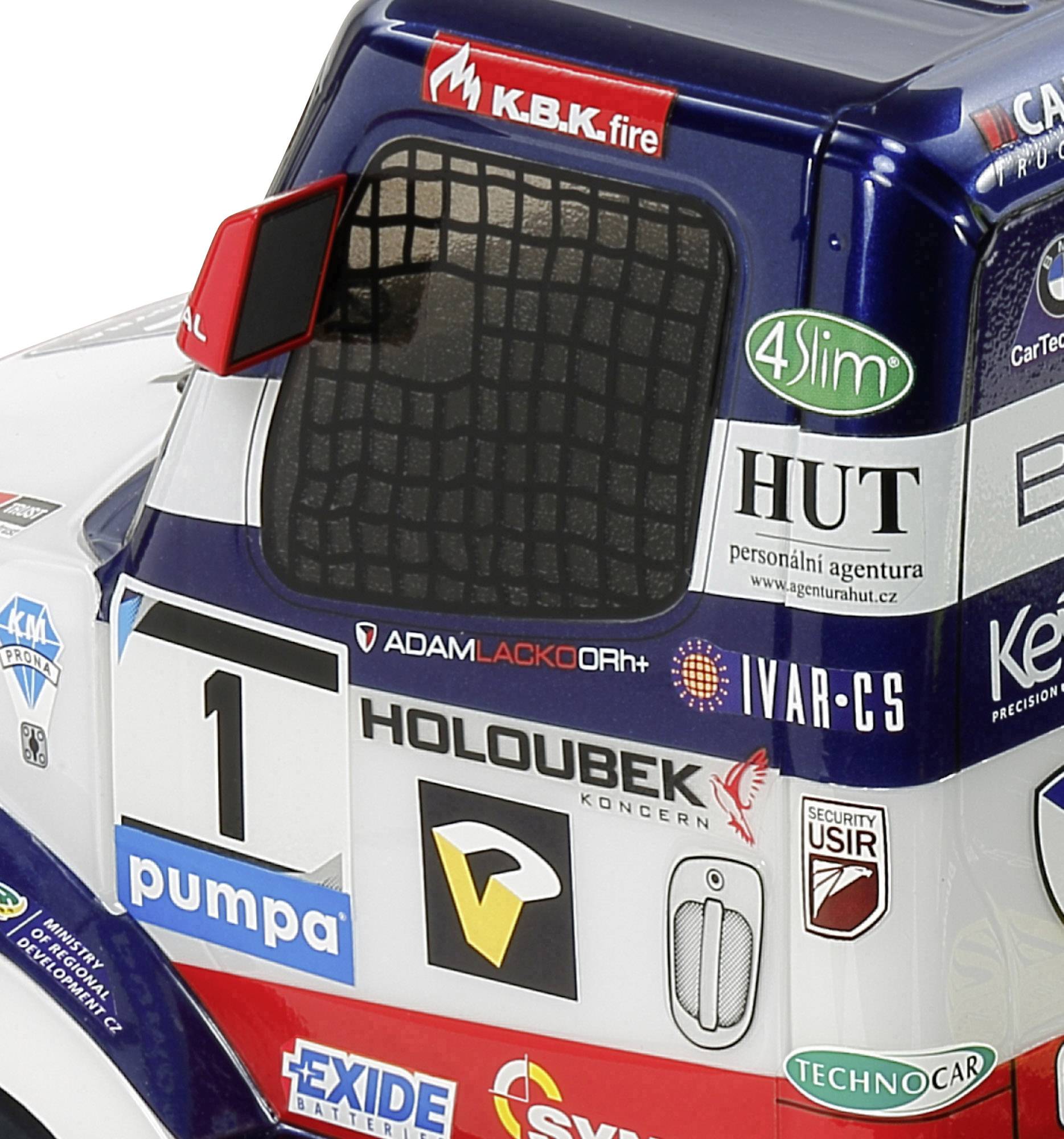 Nahaufnahme eines blauen Renntrucks mit der Nummer 1, bedeckt mit Sponsoren-Aufklebern, darunter 'Holoubek' und 'Hut'.