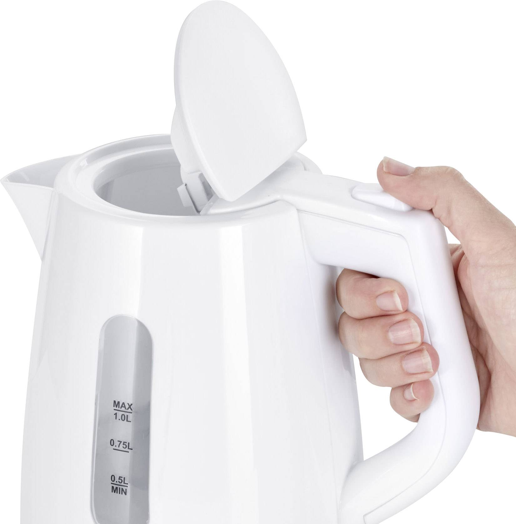 Eine Hand hält einen weißen Wasserkocher mit geöffnetem Deckel, zeigt die Skala von 0,5 bis 1 Liter.