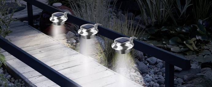 Spots conçus comme lampes de gouttière, mais qui peuvent aussi être fixés dans le jardin, par exemple sur une balustrade.