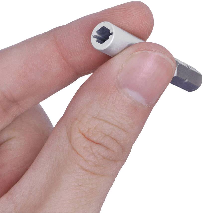 Eine Hand hält eine kleine Schraube mit einem speziellen Kopfdesign.