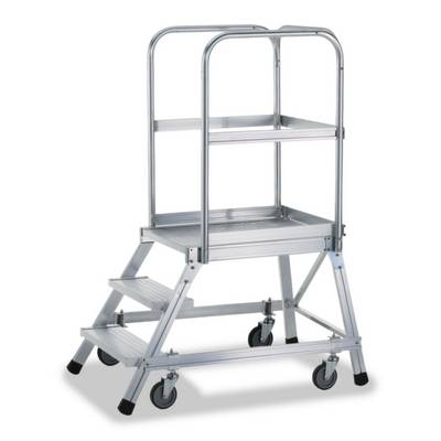 Eine faltbare Plattformleiter aus Aluminium mit drei Stufen und vier Rollen, geeignet für Lagerarbeiten.