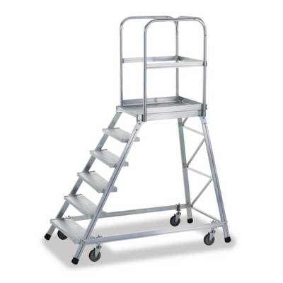Eine silberne, fahrbare Plattformleiter mit sechs Stufen und Geländer, auf vier Rädern, geeignet für sicheres Arbeiten in der Höhe.